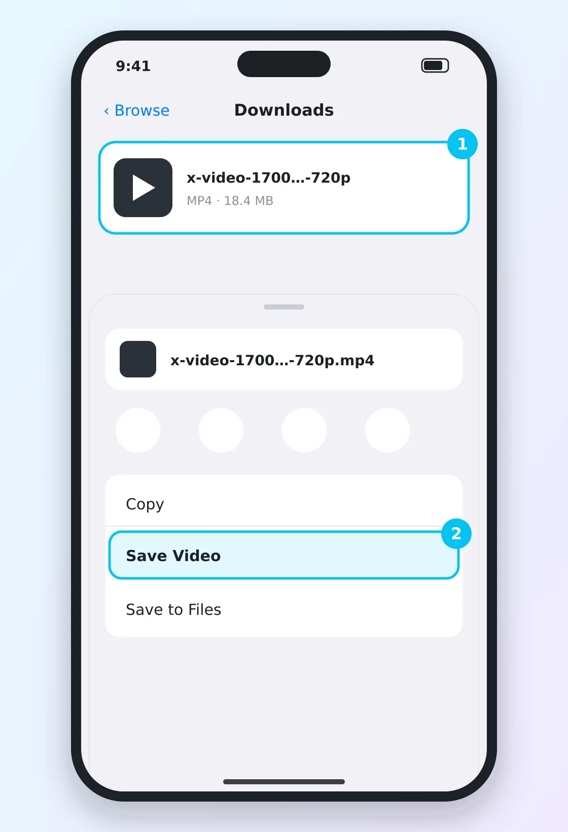 Folder Unduhan di aplikasi Berkas iPhone dengan lembar bagikan yang menawarkan Simpan Video